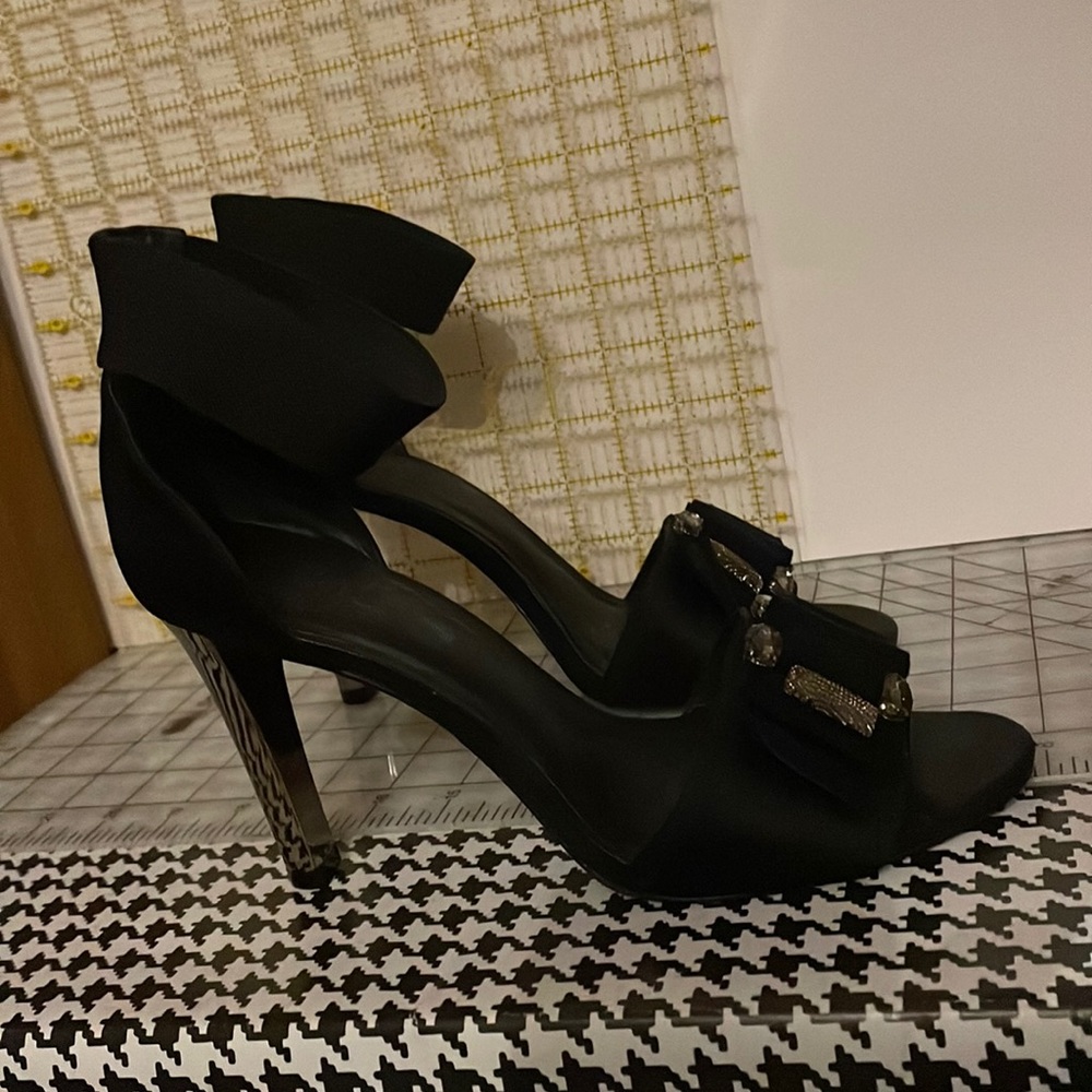 Tory burch ankle strap black sandals bow size 9M